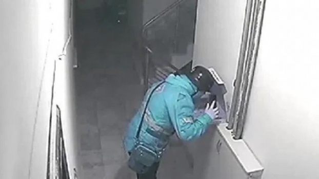 بصقة تكلف عامل توصيل بيتزا السجن.. ماذا فعل؟