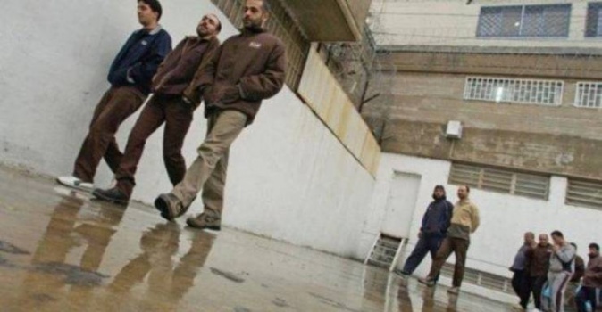 تزامناً مع الحالة الجوية.. الأسرى في النقب يعيشون أوضاعا كارثية