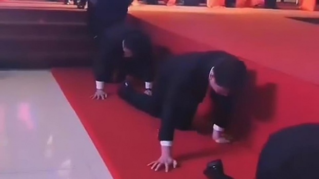 شاهد هذا العقاب الغريب.. مديرون يزحفون أمام موظفيهم!