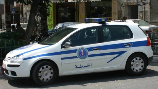 مواطن يسلم مركبته غير القانونية للشرطة