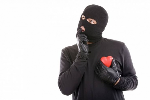 قبل أن يعيده.. لص يسرق رماد رفاة شاب