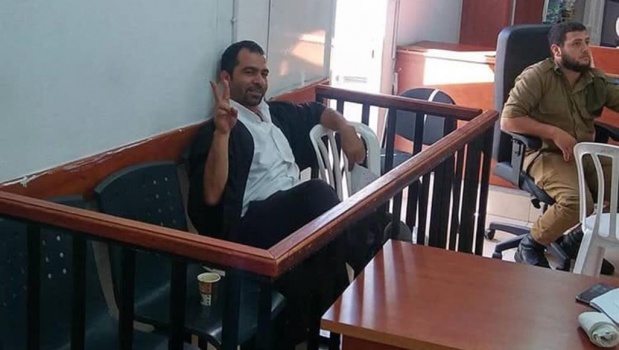 الاحتلال يسحب مزوالة المهنة من محامي هيئة شؤون الاسرى
