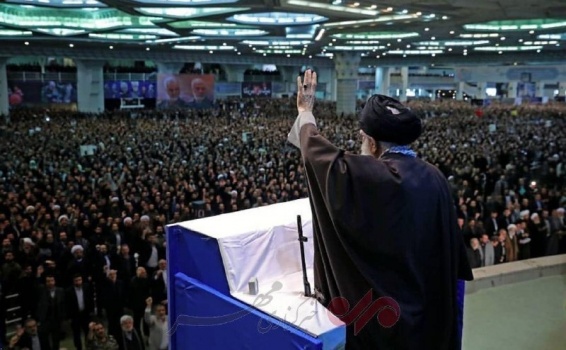 صور: بجانبه بندقية.. خامنئي يلقي خطبة الجمعة لأول مرة منذ 8 سنوات