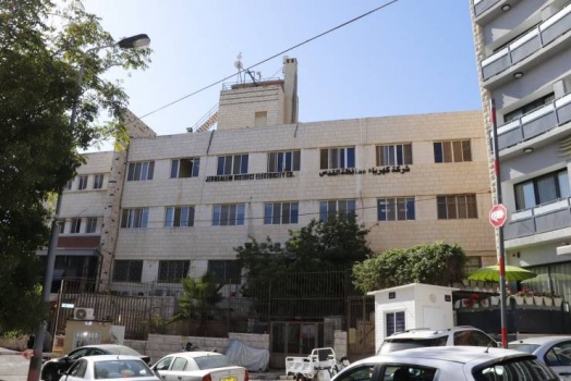 فيديو: شبان يُغلقون شركة كهرباء القدس في بيت ساحور