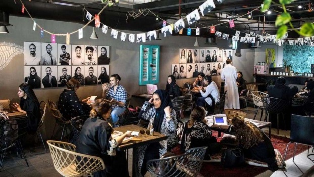 المقاهي السعودية.. نافذة تطل على تغييرات المجتمع
