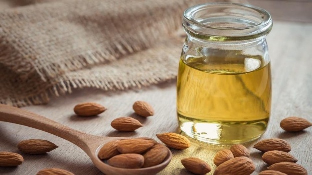 استعيني بزيت اللوز للعناية ببشرتكِ هذا الشتاء