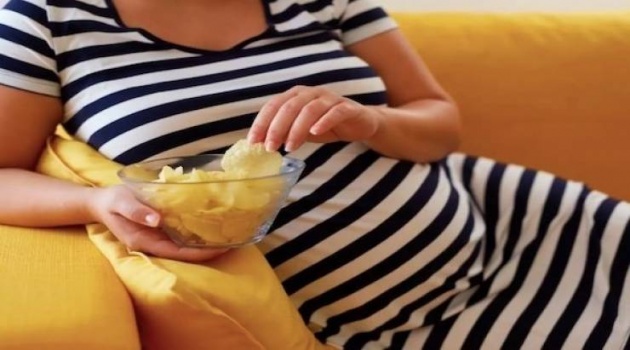 لهذا السبب يجب عليك عدم تناول 'الشيبس' أثناء الحمل