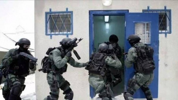 هيئة الأسرى: قوات القمع تقتحم غرف الأسرى في "عسقلان"