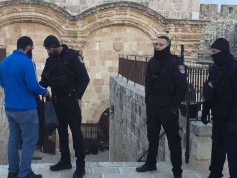الاحتلال يصيب ويعتقل عدد من المصلين من المسجد الأقصى