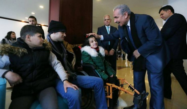 صور: اشتية يلتقي أطفالاً مرضى بالسرطان وذوي الإحتياجات الخاصة من غزة