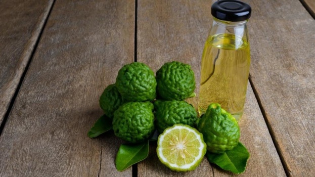 3 زيوت أساسية تحل أصعب المشاكل التجميلية