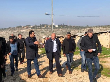 محافظ جنين يطلع على الأوضاع المعيشية في خربة المكحل جنوب غرب جنين