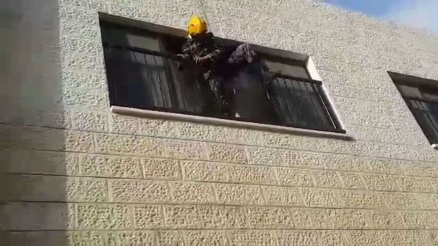 الدفاع المدني ينقذ 4 أطفال عالقين داخل شقة في جنين