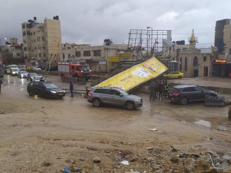 إغلاق طريق قلنديا القدس بسبب سقوط لوحة إعلانات