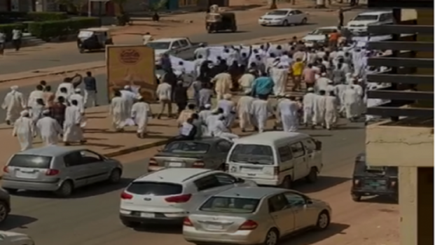 آلاف السودانيين يخرجون إعتراضاً على التطبيع مع اسرائيل