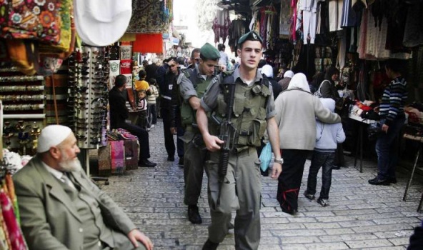 سلطات الاحتلال تحرر مخالفات وتستولي على بضائع في القدس