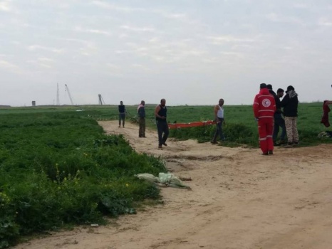 الاحتلال يحتجز جثمانيْ شهيدين ويُصيب آخرين جنوب قطاع غزة