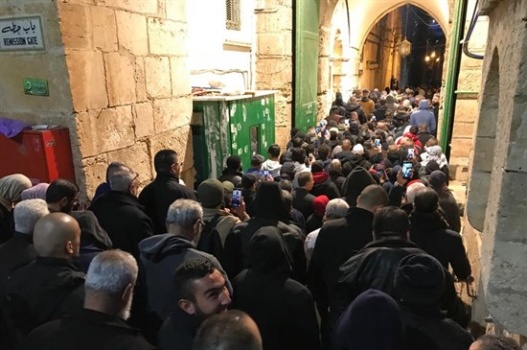 الآلاف يؤدون صلاة الفجر في المسجد الأقصى