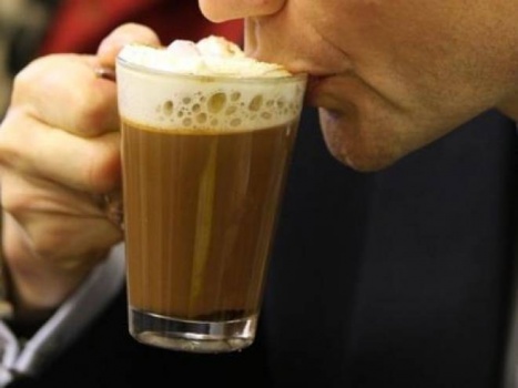 شرب الشوكولاتة الساخنة يوميا يعزز قدرة المشي عند كبار السن