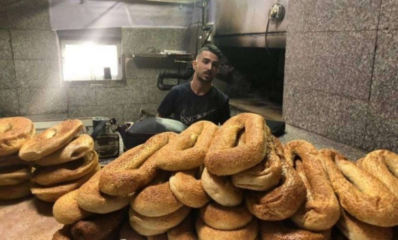 يعمل منذ أكثر من 60 عامًا .. بلدية الاحتلال تُغلق مخبزًا في "باب حطة"