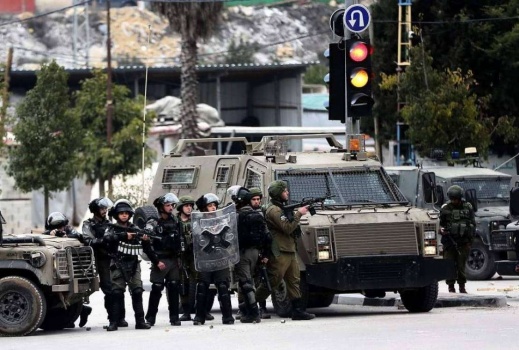 جيش الاحتلال يعتقل عشرة فلسطينيين فجر اليوم