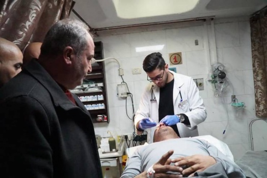 فيديو وصور.. مسلحون يعتدون على موظفين في بلدية جنين
