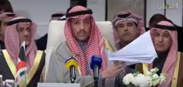 شاهد: مرزوق الغانم يُلقي بأوراق (صفقة القرن) في سلة القمامة