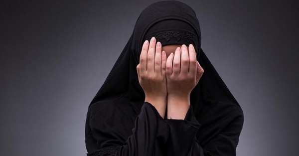 إماراتية تخلع زوجها لإقامته علاقة محرمة مع والدتها&lrm;