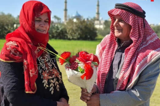 الحاج سليمان قديح وزوجته يردان على انتقادات جلسة التصوير.. وللسيارة حكاية أخرى
