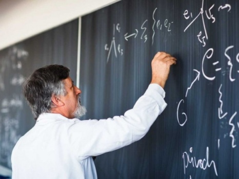 مصر.. مُعلم جامعي يخلع ملابسه أمام طُلاب ثانوية والجامعة تُصدر بياناً