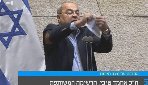 شاهد: الطيبي يَشن هجوماً لاذعاً على غانتس ويُمزق (صفقة القرن) في الكنيست