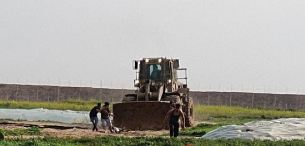 مشاهد قاسية.. جرافة إسرائيلية تُنكّل بجثمان شهيد فلسطيني