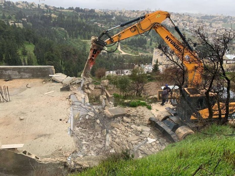 الاحتلال يجبر عائلة على هدم منزلها جنوب القدس