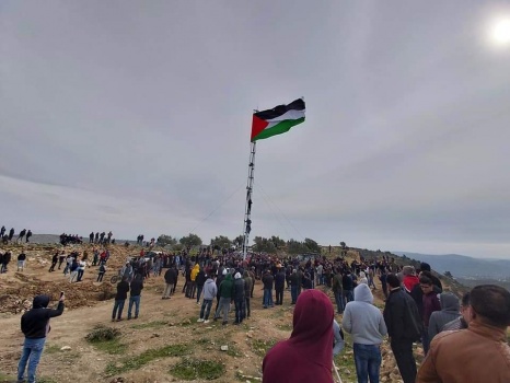 على سارية إرتفاعها 25 متر...رفع علم فلسطين فوق منطقة مهددة جنوب نابلس