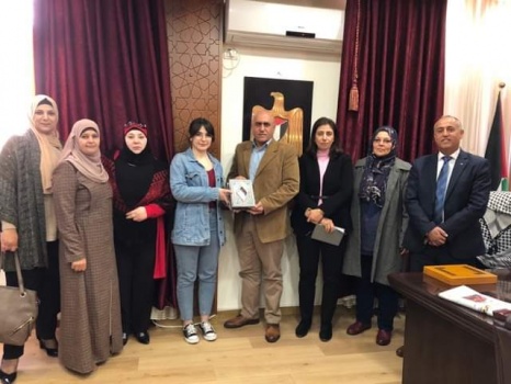 محافظ جنين يطلع على مشروع تشكيل مجلس شبابي بلدي في المحافظة