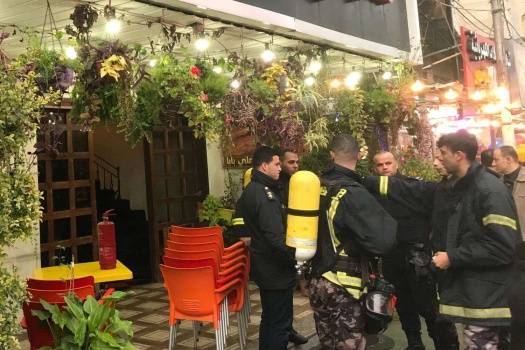 صور.. إصابة مواطن بحاله اختناق إثر حريق مطعم بمدينة طولكرم