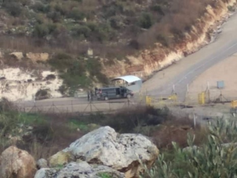 الإحتلال يواصل ملاحقة العمال الفلسطينيين ويصيبهم بالغاز جنوب جنين