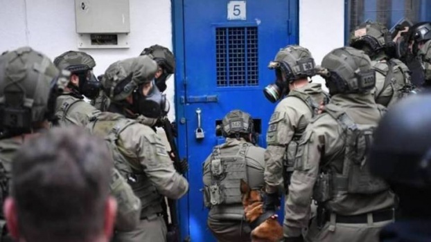 قوات القمع تقتحم قسم الأسرى في سجن 'عسقلان' وتُحدث خراباً في غرفة 'الكنتينا'