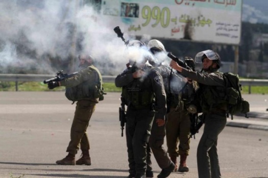 إصابة مواطنين برصاص الاحتلال والعشرات بالاختناق واعتقال 3 آخرين جنوب الخليل