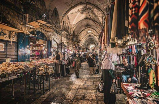 أصحاب المحال التجارية بالقدس: تجارتنا تضرّرت بشكل حاد