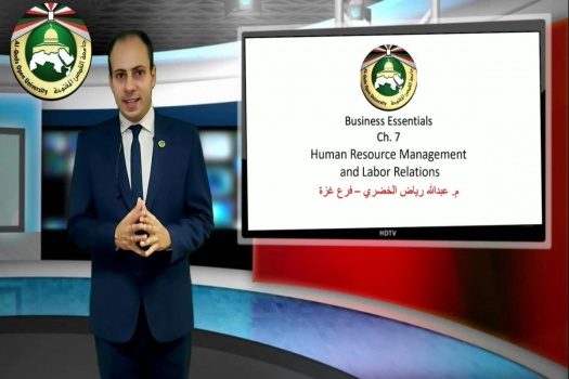 مهندس من "القدس المفتوحة" يصمم ستوديو منزلي ويبث محاضرات من خلاله للتغلب على كورونا