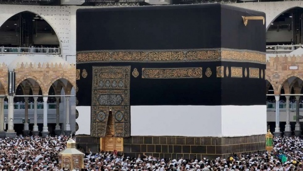 العثور على طلاسم وأسحار مربوطة بأستار الكعبة.. ورئاسة شؤون الحرمين تعلق 