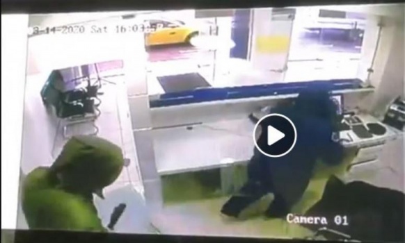 فيديو | الشرطة تؤكد عملية سطو مُسلّح على فرع لإحدى شركات الصرافة في مدينة الخليل