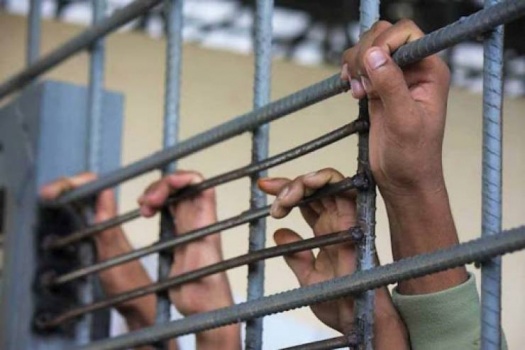 إسرائيل تُفرج عن سجنائها وتتجاهل الأسرى الفلسطينيين