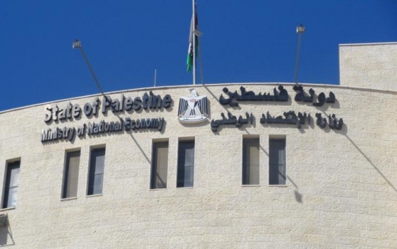 "الاقتصاد" تغلق منشأة صناعية لإنتاج الملابس الطبية مخالفة في طولكرم