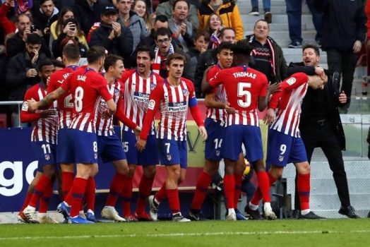 'أتلتيكو مدريد' يخفض رواتب لاعبيه بسبب أزمة كورونا