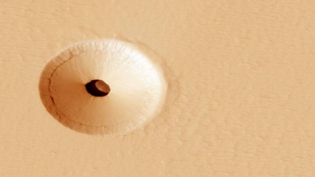 ثقب غامض في المريخ ربما يؤدي إلى كهف 'فيه حياة غريبة'