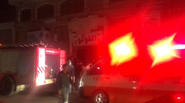 حريق بمجمع تجاري بمنطقة الرمال وسط مدينة غزة