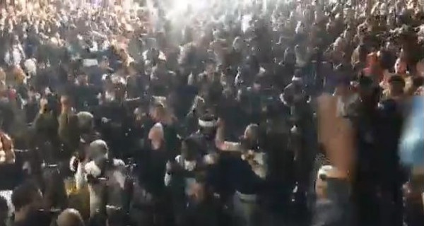 شاهد: آلاف الفلسطينيين يخرقون حظر تجول بجنين لاستقبال أسير محرر.. ومسؤول فلسطيني: كلن عالحجر
