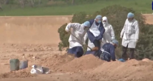 شاهد: لحظة دفن السيدة الأردنية المتوفاة بفيروس (كورونا)